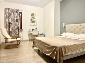 Bella Vita Guesthouse -parcheggio privato interno Arona